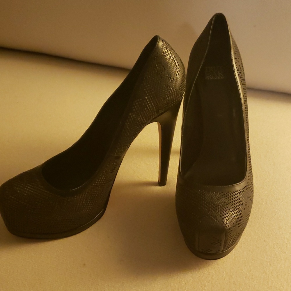 Truth or Dare by Modonna Black pumps